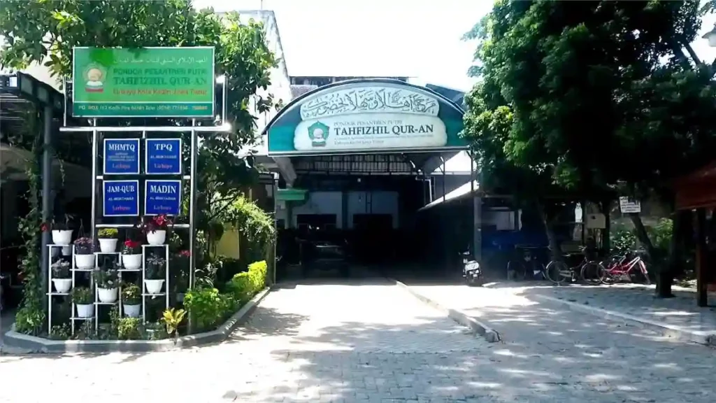 1. Pondok Pesantren Putri Tahfizhil Quran Lirboyo