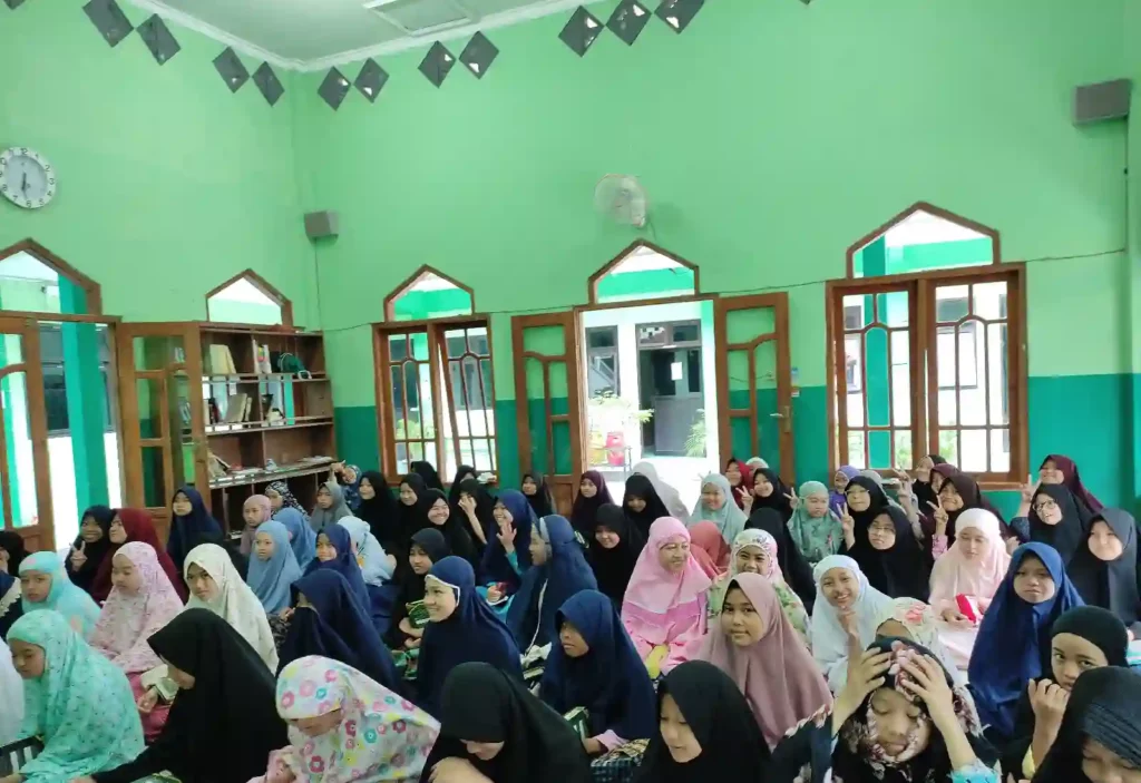 2. Pesantren Putri Tahfidzul Quran SMP MA Darul Madinah